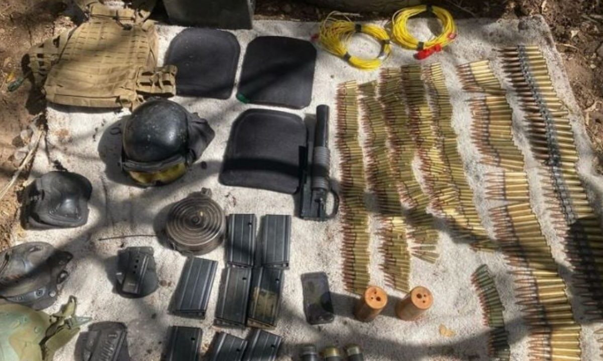 Chalecos tácticos, armas largas y cargadores son parte de lo confiscado. 