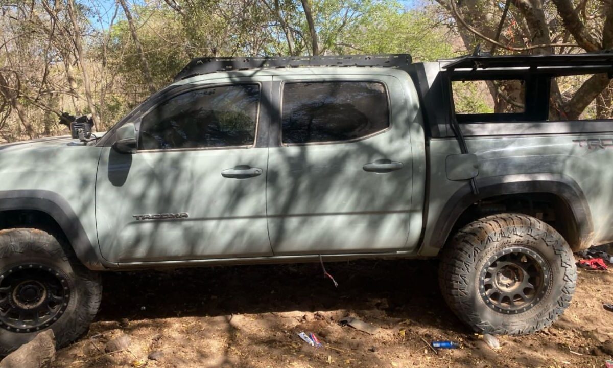 En Sinaloa, Gobierno asegura arsenal y una camioneta tipo Marina