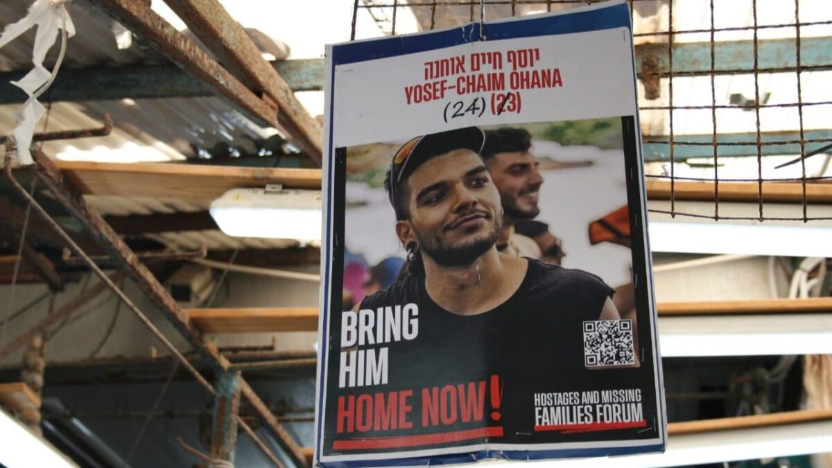 Lo que predomina en el paisaje urbano de Tel Aviv son los rostros de los 59 rehenes que siguen cautivos en Gaza desde el ataque de Hamás.