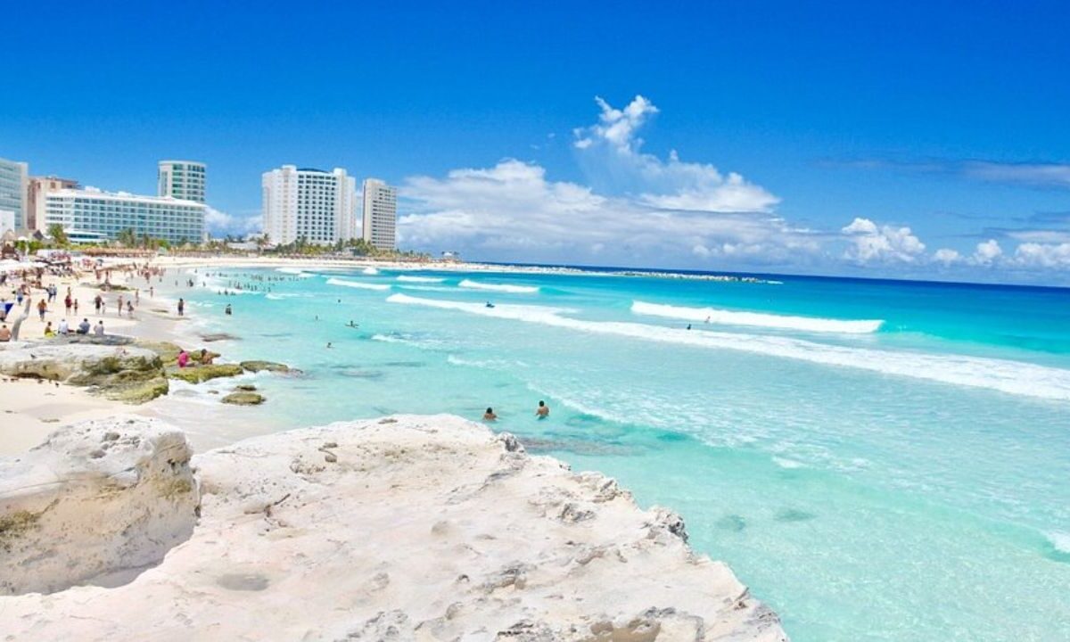 Guardavidas de Protección Civil localizaron el cuerpo del turista desparecido pasado domingo entre el oleaje de Playa Chac Mool de Cancún.