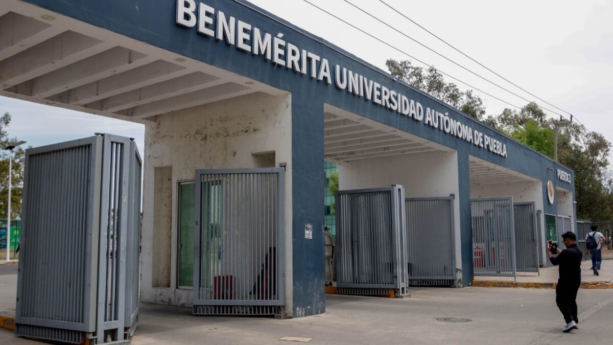 Los estudiantes entregaron las llaves y candados a la Comisión Institucional.