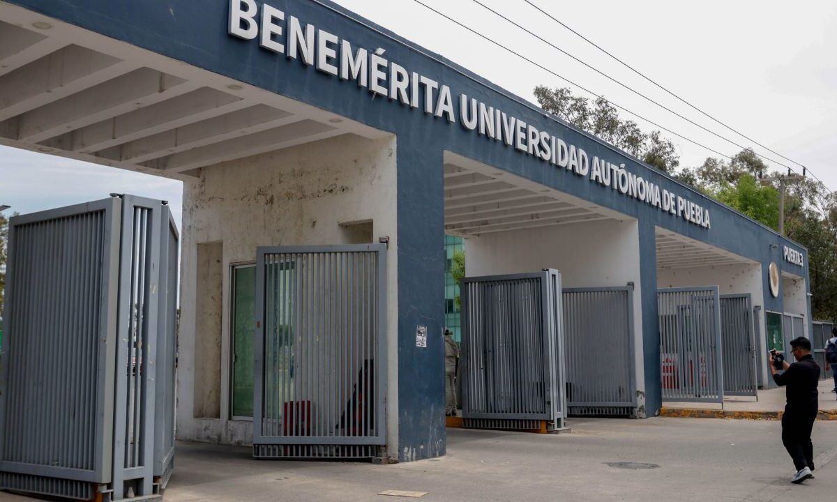 Los estudiantes entregaron las llaves y candados a la Comisión Institucional.