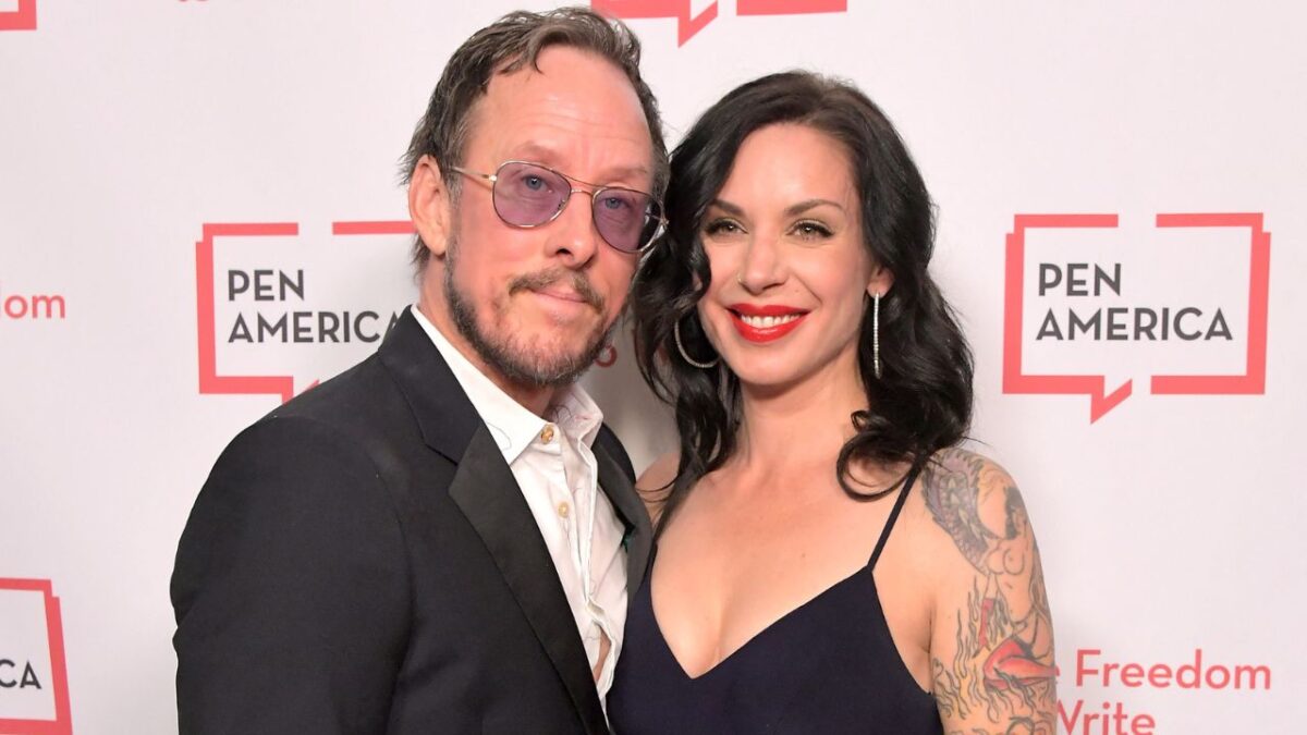 En Los Ángeles la esposa del bajista de la banda Weezer, Scott Shriner fue baleada y acusada de intento de asesinato. Esto ocurre a días de que la agrupación se presente en Coachella.