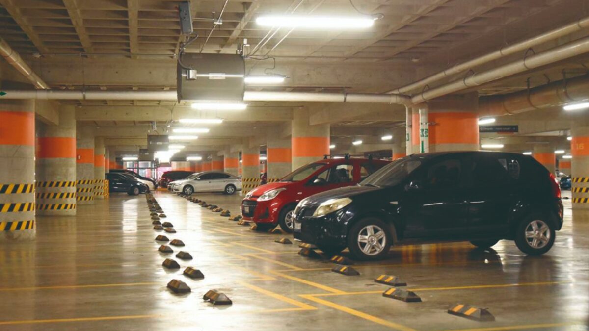 Partido Verde busca estacionamiento gratuito en plazas comerciales