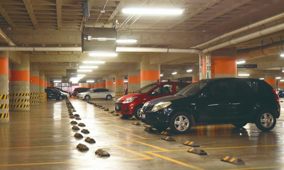 Partido Verde busca estacionamiento gratuito en plazas comerciales