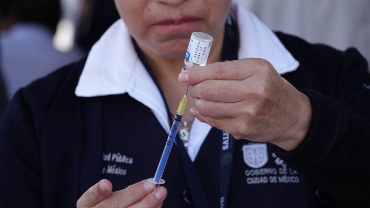 Al referir una creciente demanda por vacunas contra sarampión, tosferina, hepatitis, rubiola, paperas y el cuadro básico en recién nacidos, el PAN en el Congreso capitalino solicitó a la Secretaría de Salud capitalina, un informe sobre el desabasto y plazos para reponer el esquema de vacunas.