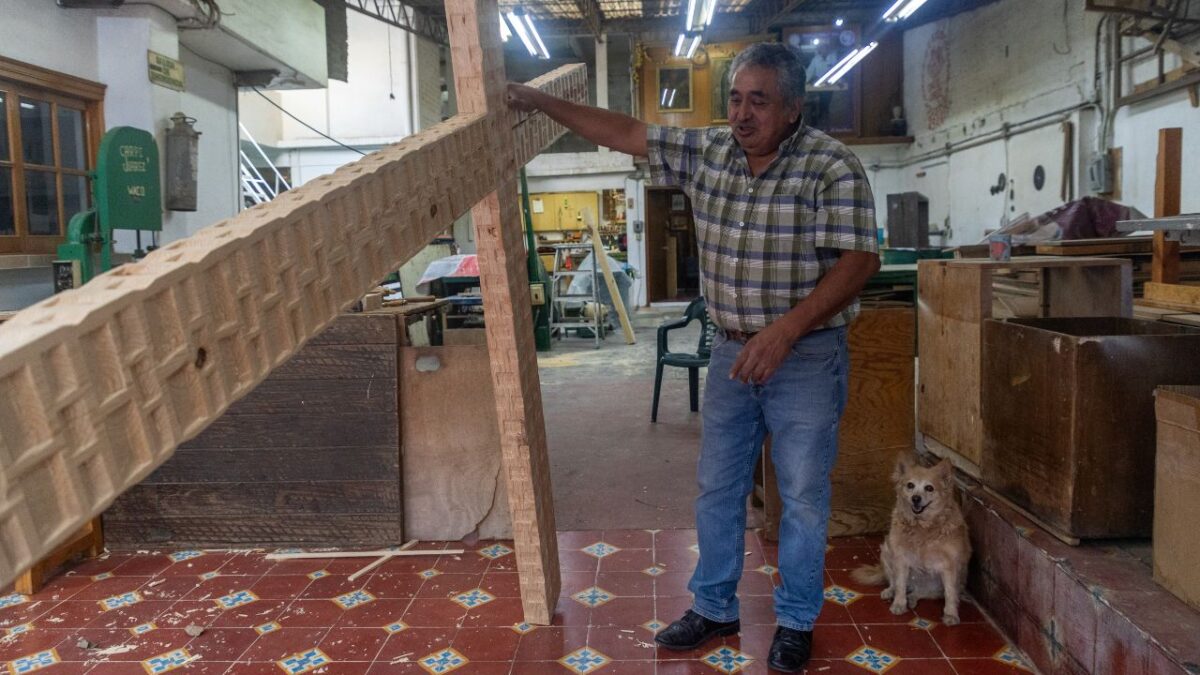 El artesano comentó que la fabricación final de la cruz demora alrededor de 15 días, labor que realiza con orgullo y cariño.