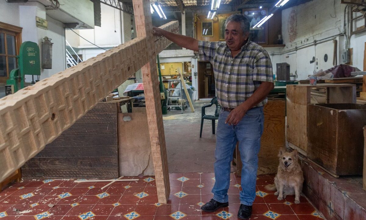 El artesano comentó que la fabricación final de la cruz demora alrededor de 15 días, labor que realiza con orgullo y cariño.
