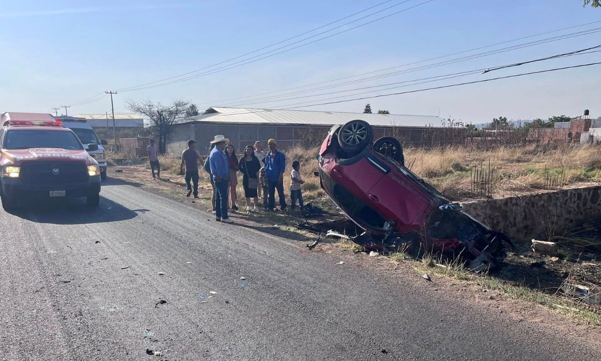 En un accidente carretero en la salida a León en Arandas, Jalisco, causó la muerte de un sacerdote identificado como Luis Jairo Hernández.
