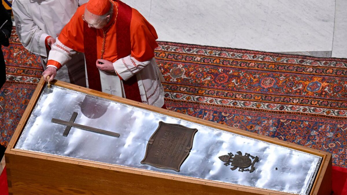 La capilla ardiente del Papa Francisco reunió a 250 mil fieles; su predecesor Benedicto XVI congregó a 195 mil personas en 2022.