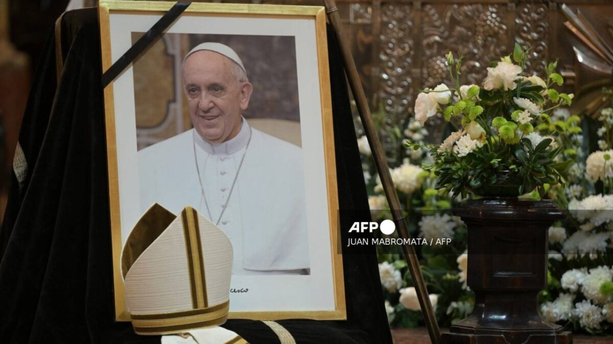 Los fieles católicos ya empiezan a darle el último adiós al papa Francisco.