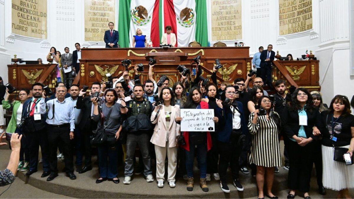 Fotógrafos y periodistas que cubren la fuente en el Congreso de CDMX pidieron un minutos de silencio por las víctimas del Festival Ceremonia.