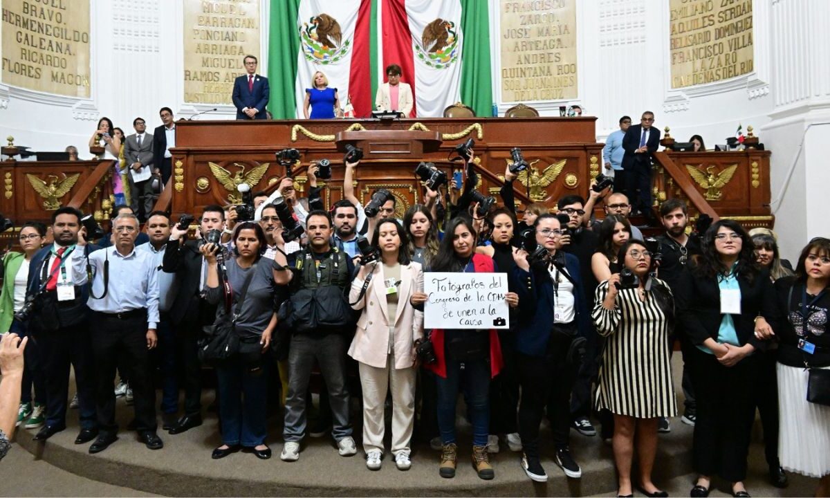 Fotógrafos y periodistas que cubren la fuente en el Congreso de CDMX pidieron un minutos de silencio por las víctimas del Festival Ceremonia.