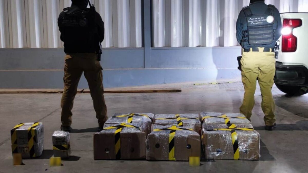 Fuerzas Federales aseguran dos inmuebles y más de 100 kilos de cocaína en Baja California.
