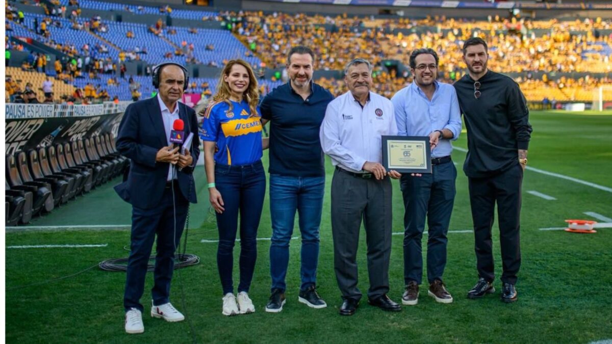 El alcalde de Monterrey, Adrián de la Garza ofreció realizar los trámites necesarios para la construcción del nuevo estadio para Tigres.