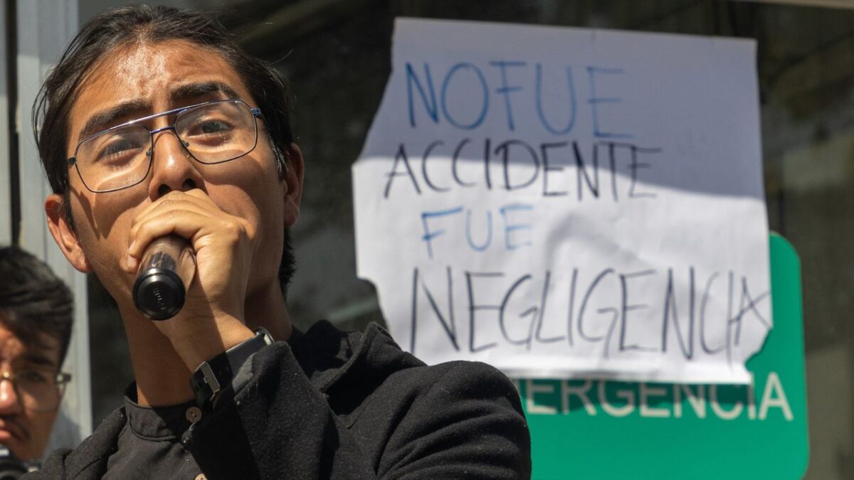 Alumnos de la FES Aragón de la UNAM exigieron no dejar impune los hechos y colocaron ofrendas para Berenice y Miguel.