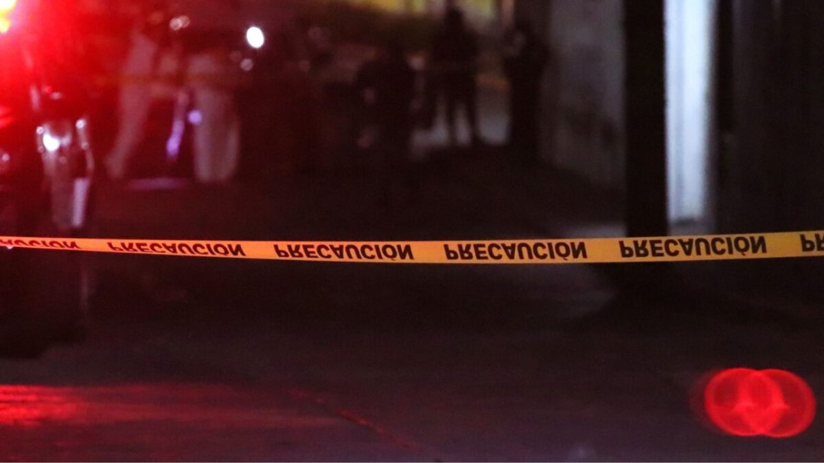 En la región Costa Chica del estado de Guerrero, hallaron a tres sujetos sin cabeza y a una mujer baleada.