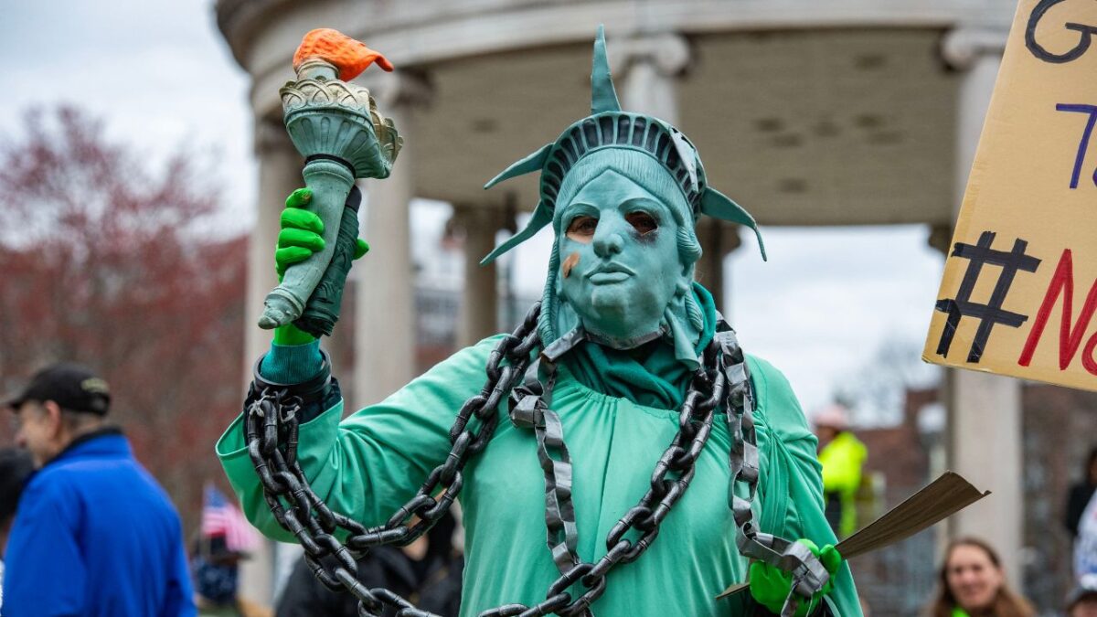 MoveOn, Indivisible y ACLU lideraron la manifestación, al combinar estrategias digitales, legales y territoriales con la consigna Hands Off