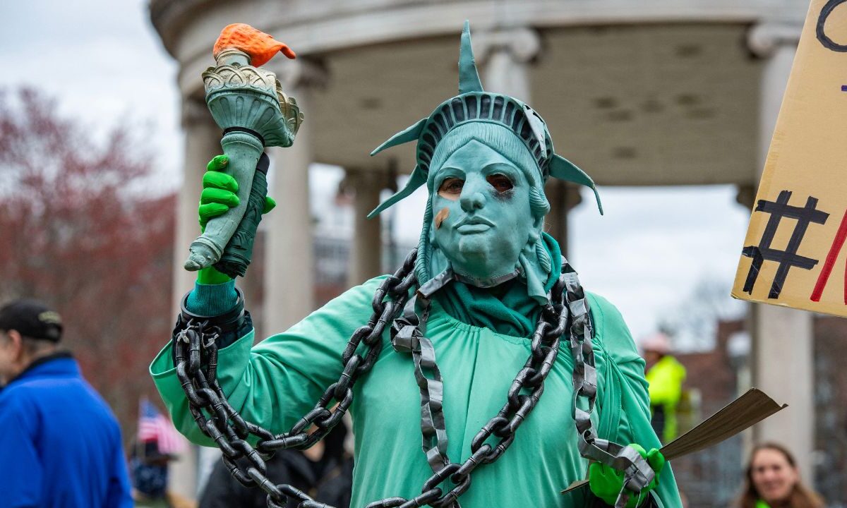 MoveOn, Indivisible y ACLU lideraron la manifestación, al combinar estrategias digitales, legales y territoriales con la consigna Hands Off