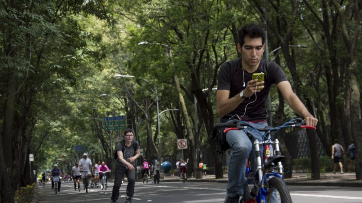 Hombre en bici en la CDMX