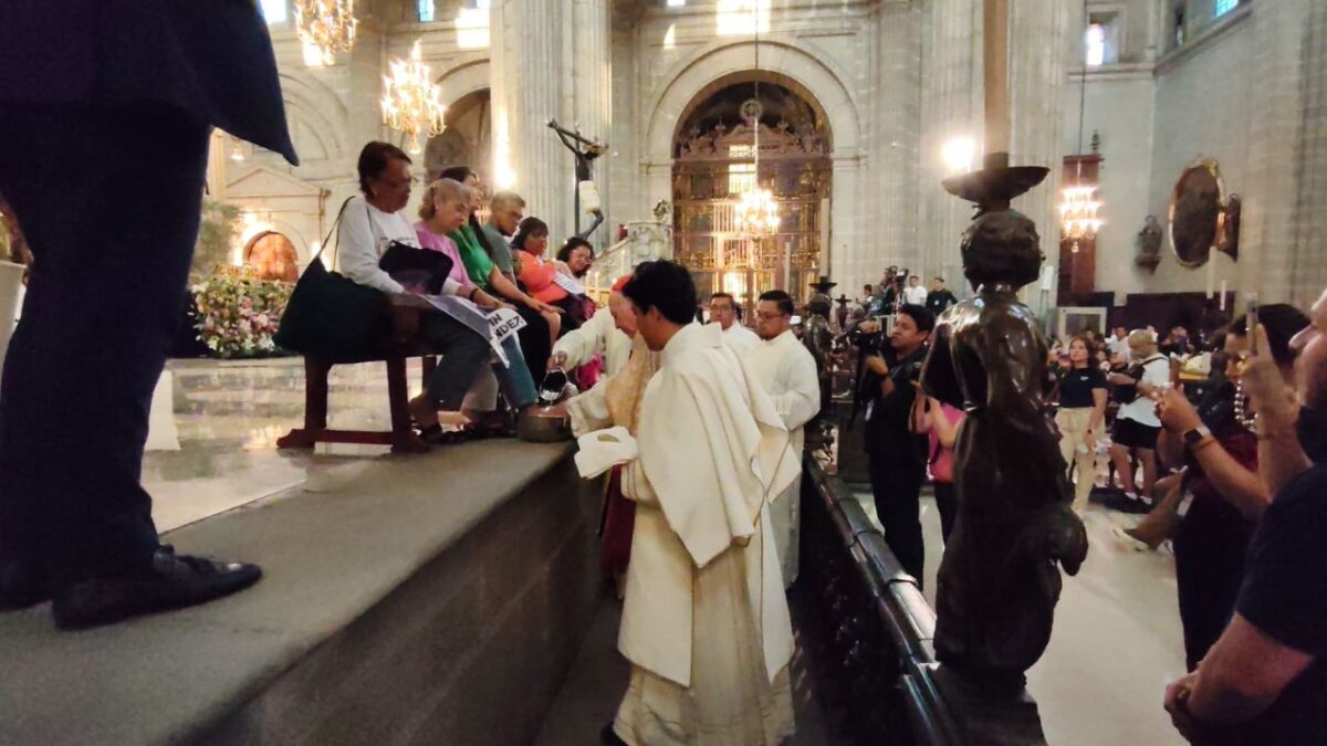 La Iglesia reconoce su falta de caridad y atención con buscadoras, y lava sus pies.