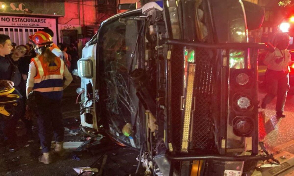 Auto impacta a ambulancia, creando un accidente en la Doctores
