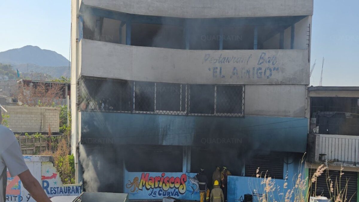 Dos hombres presuntamente armados, incendiaron una marisquería en el puerto de Acapulco