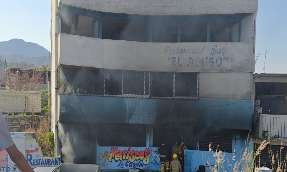 Dos hombres presuntamente armados, incendiaron una marisquería en el puerto de Acapulco