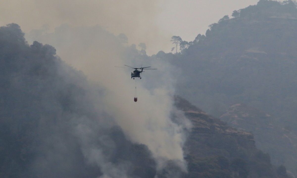 Son utilizados helicópteros para tratar de controlar las llamas de los fuegos que azotan al país.