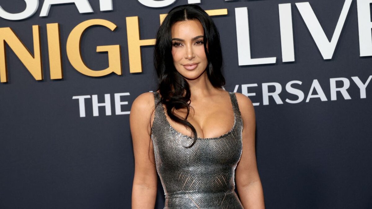 El juicio por el asalto a Kim Kardashian en su habitación de hotel en 2016 durante el Fashion Week de París, donde unos ancianos delincuentes en bicicleta le robaron diez millones de dólares en joyas, comenzó este lunes en la capital francesa.