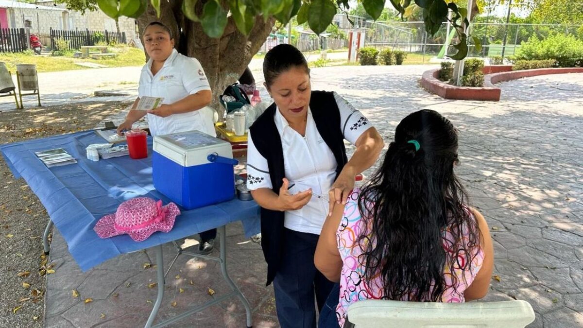 Por la Semana Nacional de Vacunación en Campeche se vacuna en unidades médicas, casa por casa y puestos semifijos en sitios públicos.
