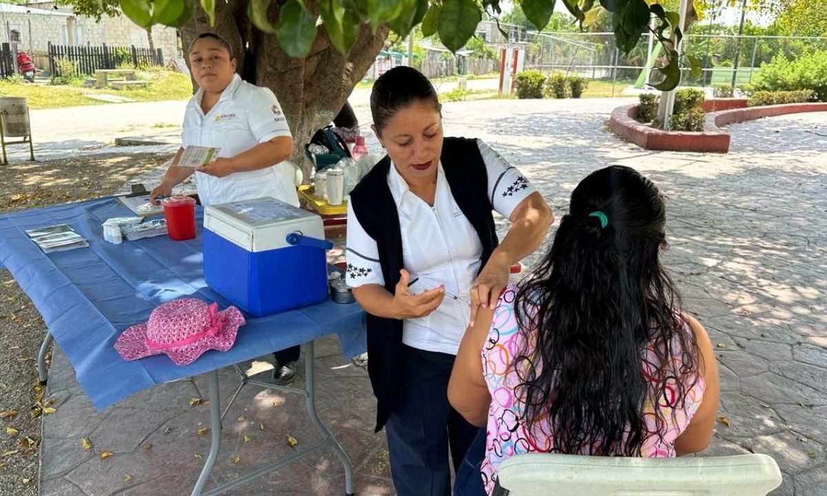 Por la Semana Nacional de Vacunación en Campeche se vacuna en unidades médicas, casa por casa y puestos semifijos en sitios públicos.