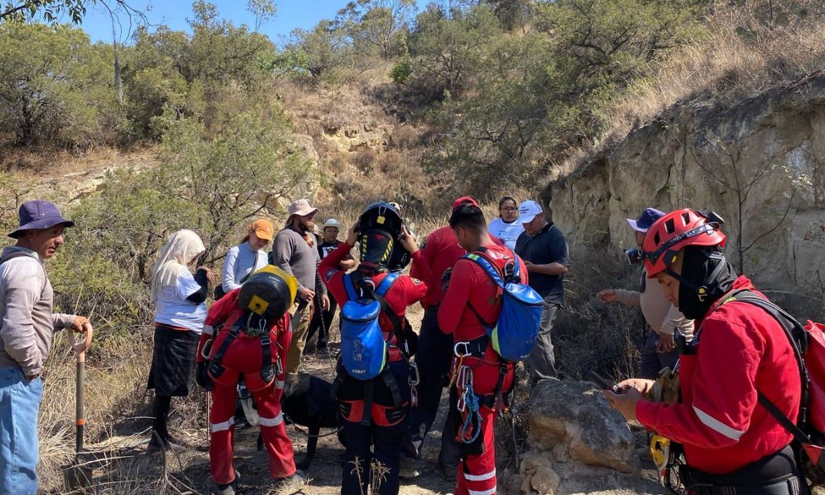 Personal de la Comisión exploraron una caverna en donde no encontraron restos.
