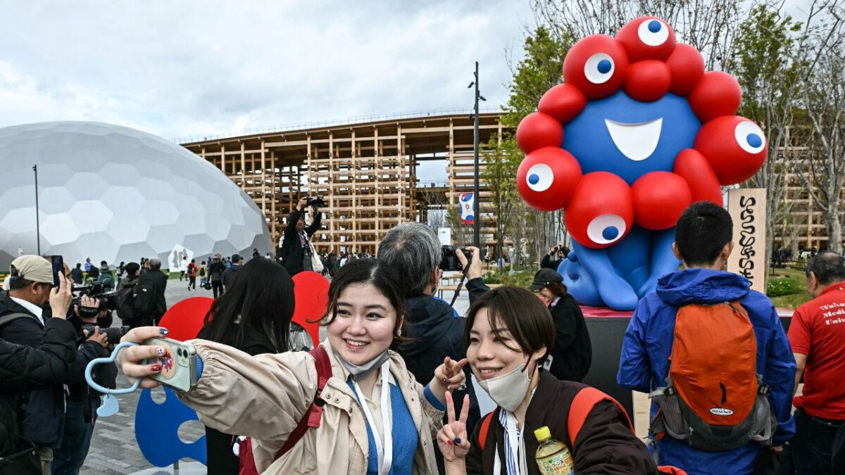 Dos jóvenes tomando una selfie en la Exposición Universal de 2025 inaugurada en Osaka, Japón.