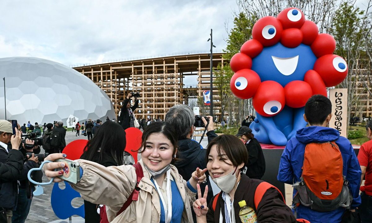 Dos jóvenes tomando una selfie en la Exposición Universal de 2025 inaugurada en Osaka, Japón.