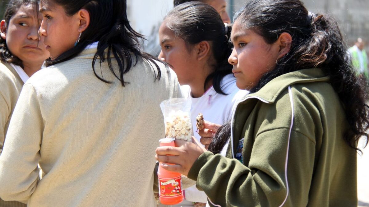 En tienditas ubicadas dentro de los planteles de la capital poblana venden desde dulces hasta botanas, pese a la prohibición de esta comida. 