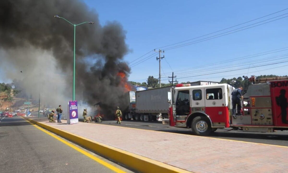 Libres 7 puntos carreteros en Michoacán tras bloqueos y quema de vehículos.
