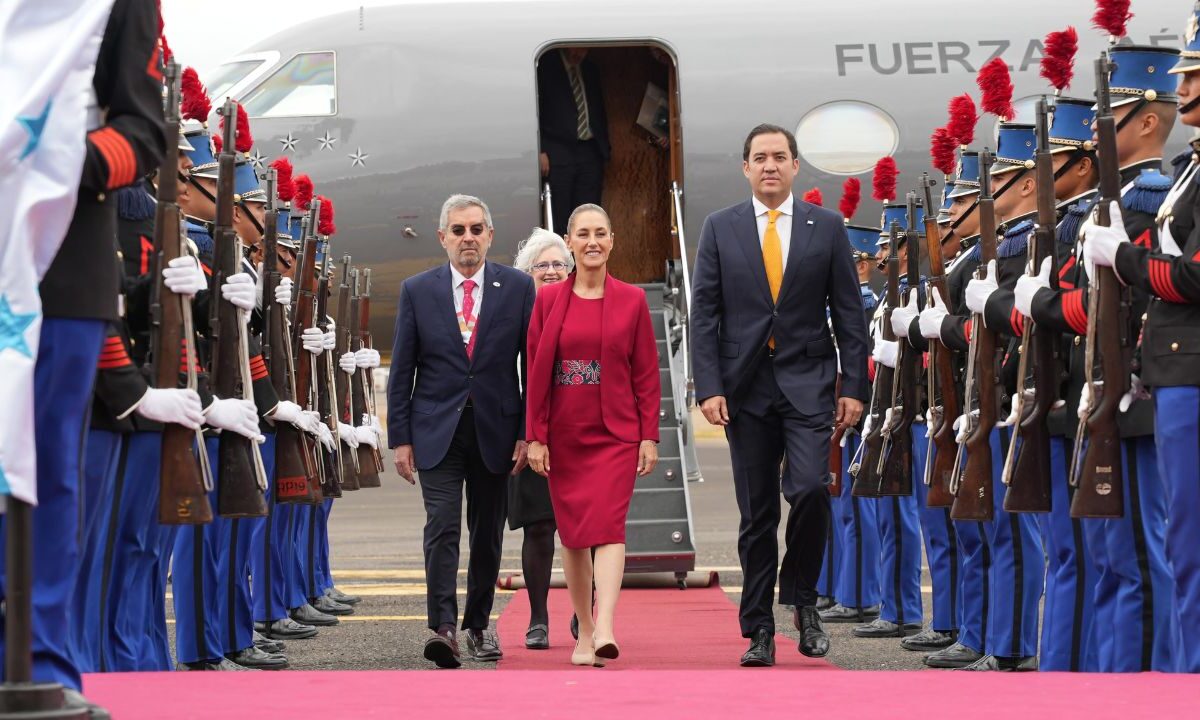 Llega Claudia Sheinbaum a Tegucigalpa, Honduras