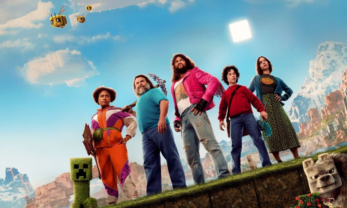 Una Película de Minecraft es fiel al juego en cuanto la libertad de poder construir cualquier cosa imaginable, la lucha contra amenazas como zombies y la forma cuadrada de todo lo contenido en ese universo.
