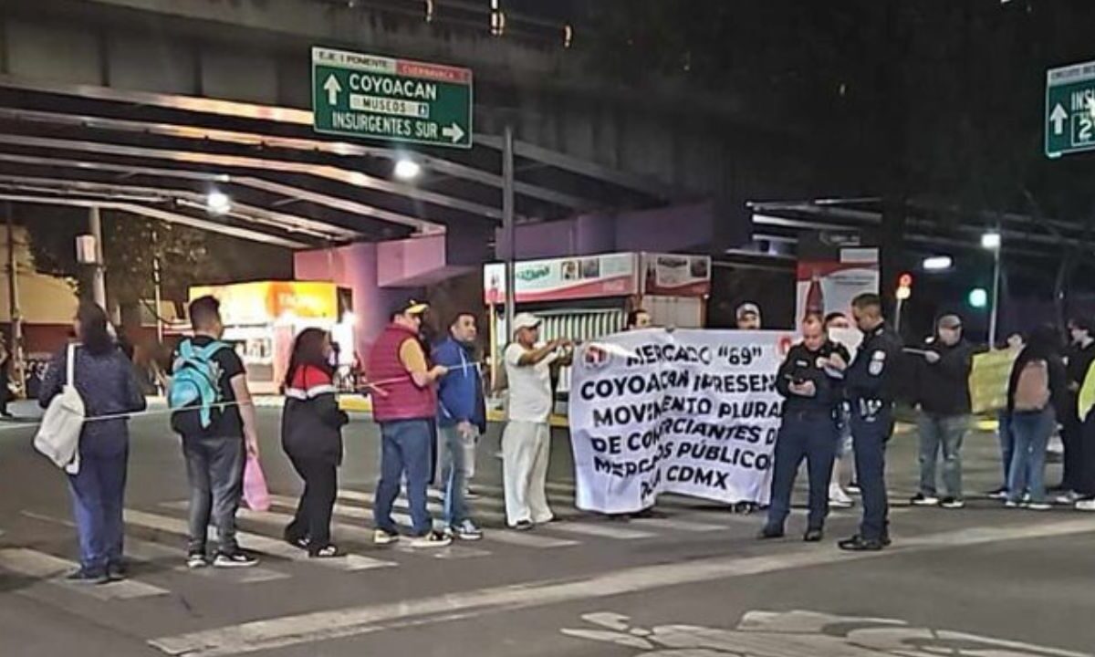 Presuntos locatarios del Mercado de Coyoacán bloquean Río Churubusco; señalan a supuestos personal de la alcaldía de Coyoacán por presuntamente extorsionarlos.