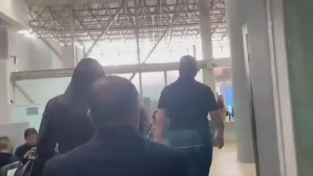 Los Alegres del Barranco acuden a comparecer ante la Fiscalía de Jalisco.