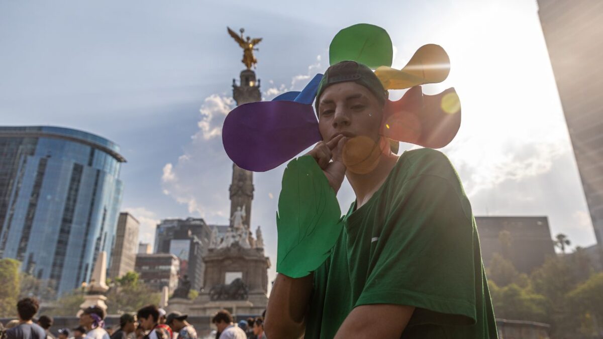 Diversos colectivos se dieron cita en el Ángel de la Independencia a favor de la cannabis.