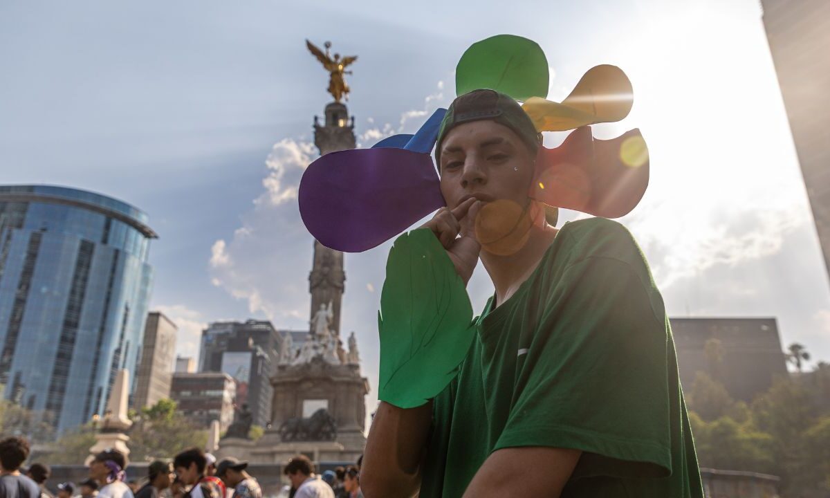 Diversos colectivos se dieron cita en el Ángel de la Independencia a favor de la cannabis.