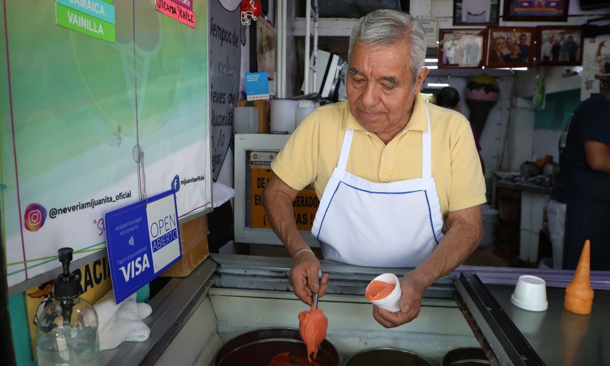 En 1916, la pequeña nevería de Tacubaya se posicionó como el mejor lugar para refrescarse; Don Mario y su hijo continúan el legado.