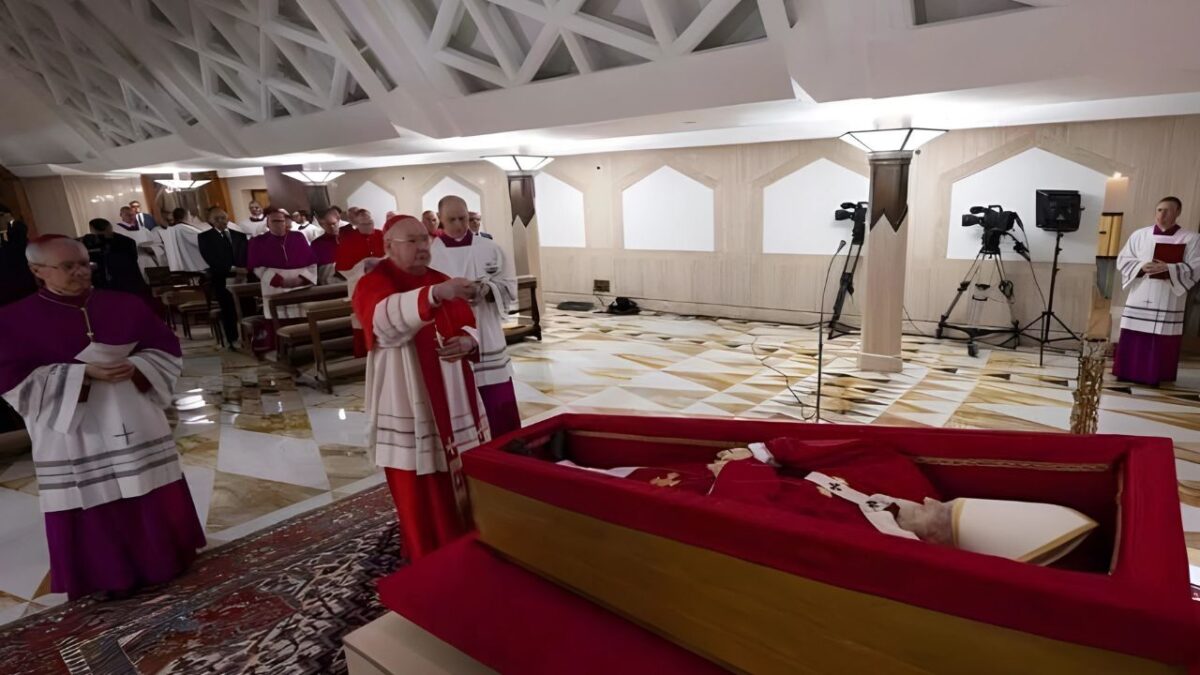 Al menos 500 mil católicos acudirán a la plaza de San Pedro para dar el último adiós al Papa Francisco, de acuerdo a la televisión italiana