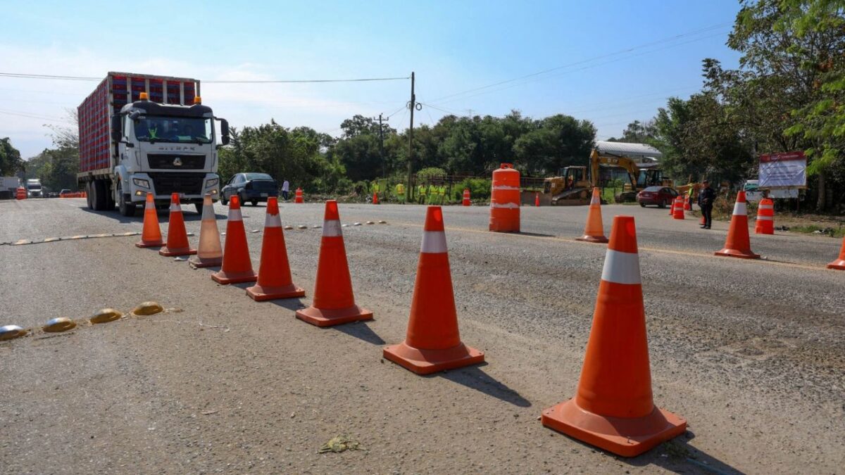 La Secretaría de Infraestructura, Comunicaciones y Transportes (SICT) lleva a cabo la modernización del tramo de la carretera Macuspana-Escárcega, que abarca 248 kilómetros que beneficiará a 760 mil habitantes de Tabasco, Campeche y Chiapas, y podrá prevenir de inundaciones en dicha región.