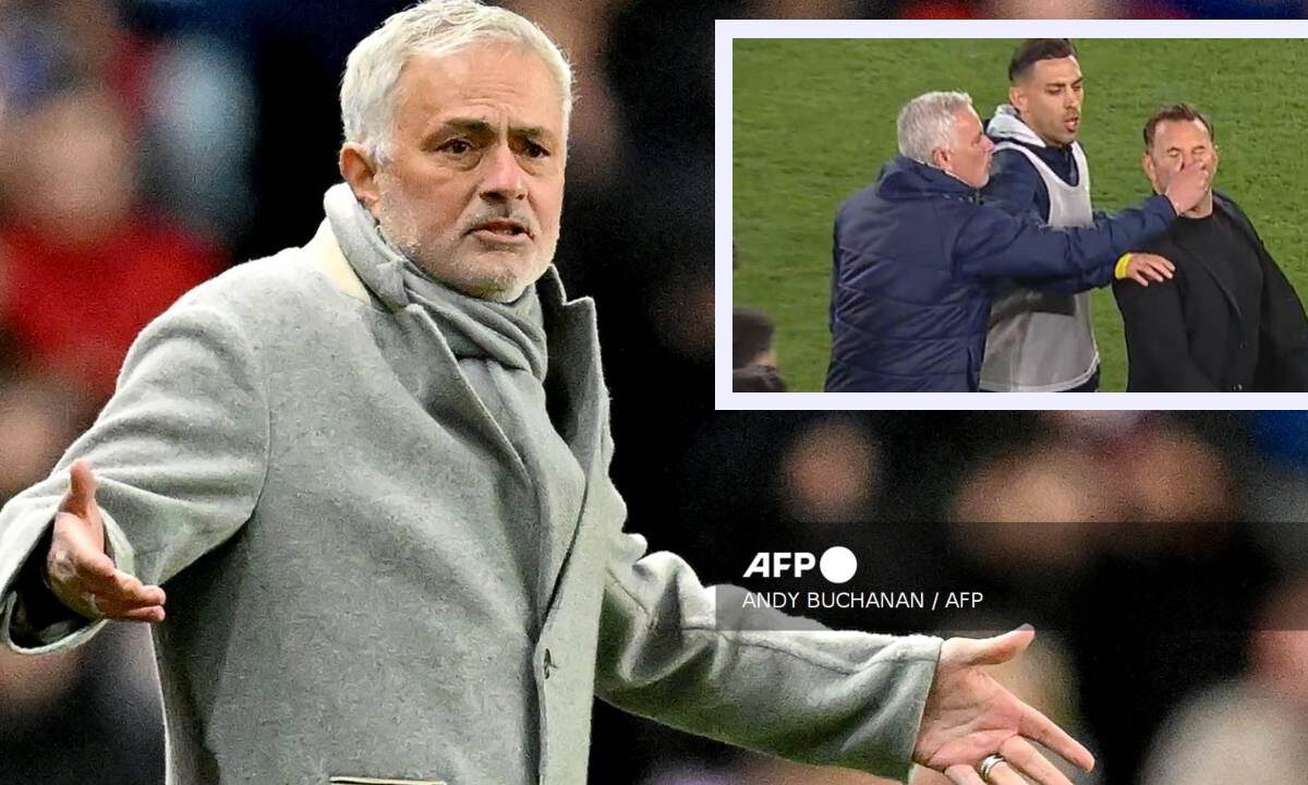 Mourinho se acercó al técnico rival, Okan Buruk, y le agarró la nariz con intensiones de jalarla.