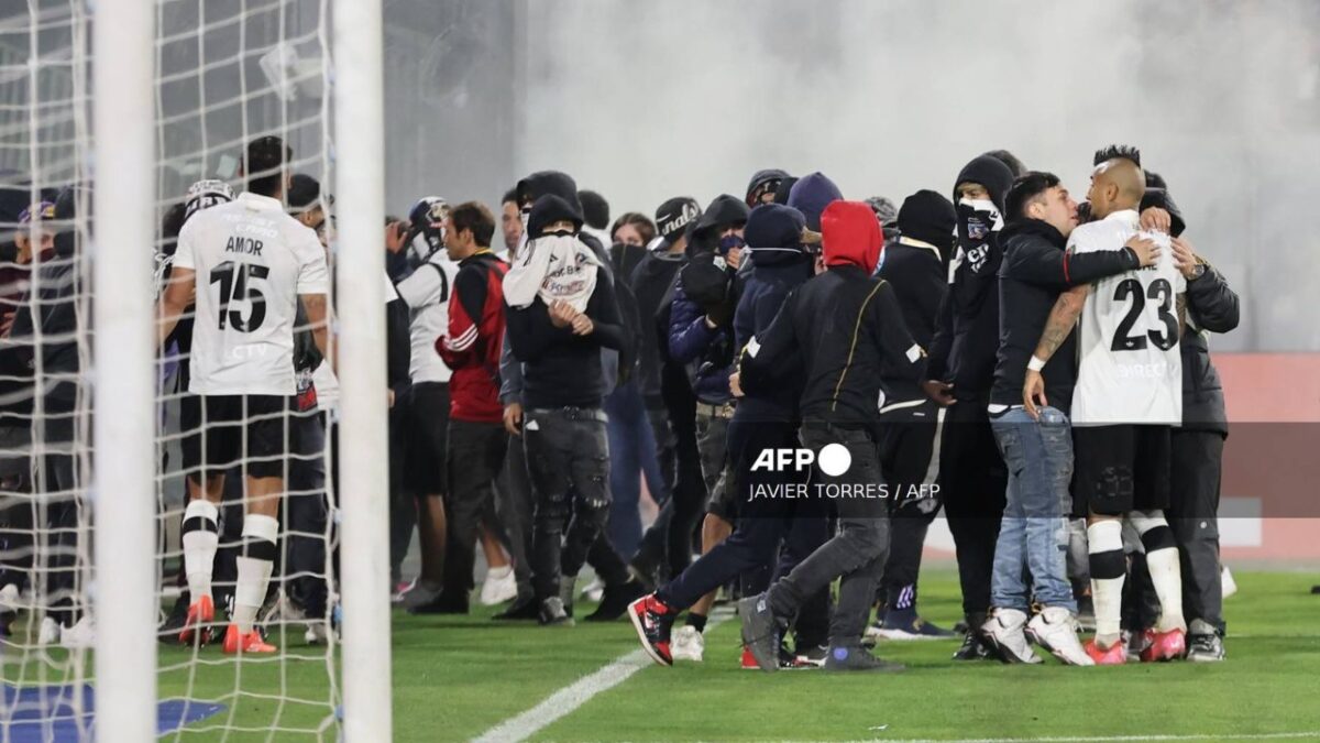 Dos hinchas de Colo Colo mueren en estampida al intentar ingresar al estadio en Santiago.