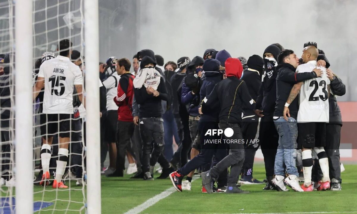 Dos hinchas de Colo Colo mueren en estampida al intentar ingresar al estadio en Santiago.