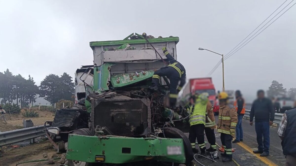 Mueren dos personas por carambola entre camiones en la autopista México-Veracruz.